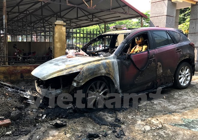 Phú Thọ: Đỗ cạnh đống rác vừa đốt, xe ôtô Mazda CX5 bị cháy rụi - Ảnh 3.