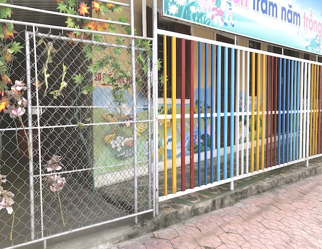 Sự thật đoạn video cháu bé ở cơ sở mầm non tư thục quỳ trên thềm khóc gắt - Ảnh 3.