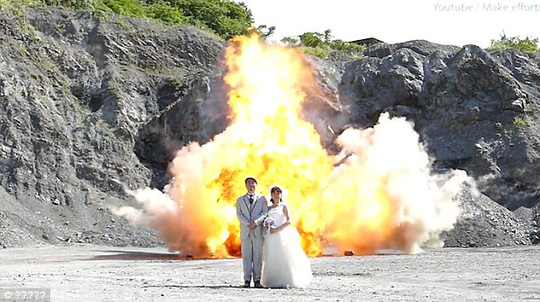 Nhật: Liều lĩnh chụp ảnh trên nền một vụ nổ - Ảnh 3.