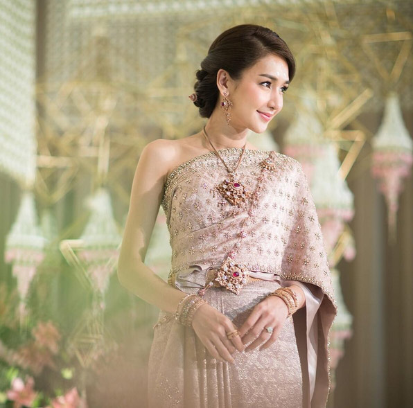 Đám cưới triệu đô sang chảnh hết nấc của mỹ nhân đẹp nhất nhì Thái Lan với nhẫn kim cương 5 carat, 6 bộ váy đắt đỏ - Ảnh 3.