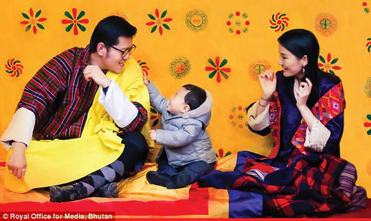 Hóa thân thành bác sĩ, hoàng tử nhí Bhutan “đốn tim” cư dân mạng - Ảnh 3.