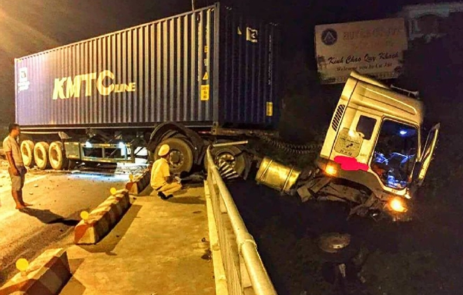 Xe container mất lái treo lơ lửng trên thành cầu - Ảnh 3.