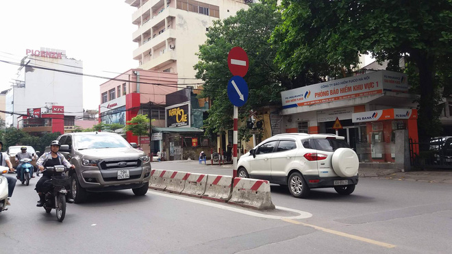 H&agrave; Nội: Con d&acirc;u nổi đ&oacute;a r&uacute;t gi&agrave;y n&eacute;m thẳng v&agrave;o mẹ chồng giữa đường g&acirc;y phẫn nộ - Ảnh 3.
