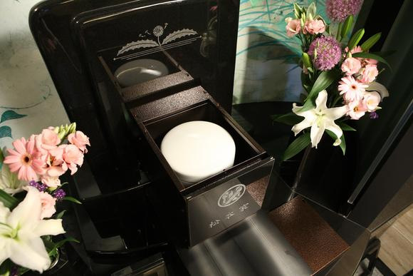 Nghĩa trang c&ocirc;ng nghệ cao - h&igrave;nh thức mai t&aacute;ng mới trong cuộc sống hối hả của người Nhật - Ảnh 3.