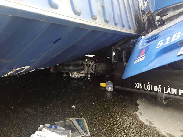 Người đ&agrave;n &ocirc;ng tho&aacute;t nạn hy hữu khi xe container lật tr&ecirc;n xa lộ - Ảnh 3.