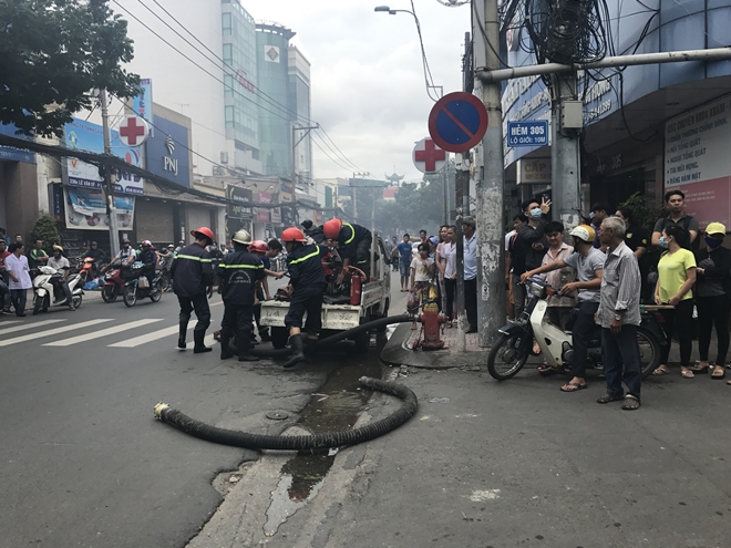 Lợi dụng khi nh&agrave; đang bị ch&aacute;y, lẻn v&agrave;o rinh đồ tẩu tho&aacute;t - Ảnh 4.