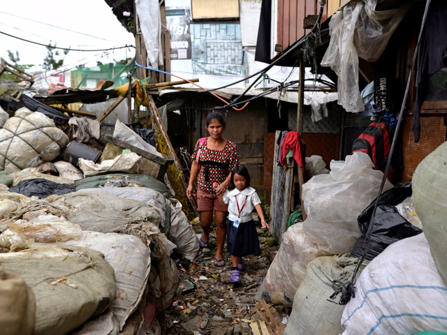 Những hình ảnh “nghẹt thở” về cuộc sống ở Manila - thành phố đông dân cư bậc nhất thế giới - Ảnh 3.