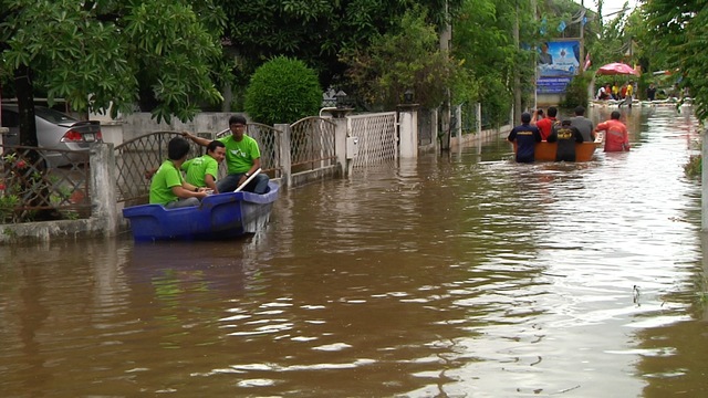 Loạt ảnh đáng sợ về thảm cảnh ngập lụt đang khiến người dân Thái Lan khốn đốn - Ảnh 4.