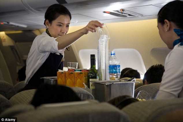 Những sự thật xấu x&iacute; ph&iacute;a sau vẻ sang chảnh của nghề tiếp vi&ecirc;n h&agrave;ng kh&ocirc;ng - Ảnh 3.