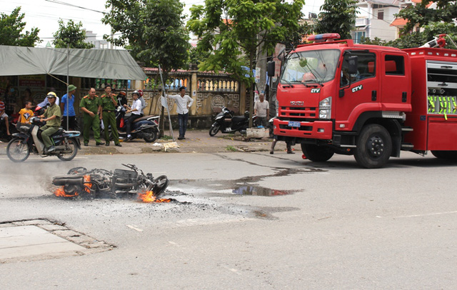 Hải Dương: Xe máy phát nổ, ba người thoát chết trong gang tấc - Ảnh 3.