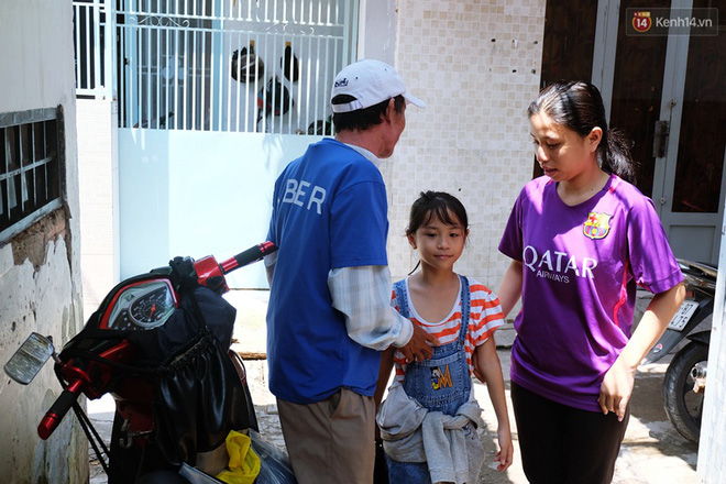 Câu chuyện cảm động của thầy giáo đơn thân chạy xe ôm nuôi 2 cô con gái ăn học ở Sài Gòn - Ảnh 3.