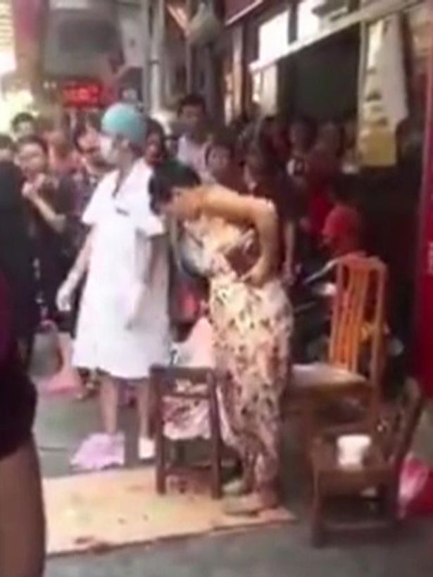 Đang đi bộ mua sắm thì đẻ con ngay giữa đường, thai phụ bình tĩnh bế con rồi xách làn đi tiếp - Ảnh 2. Đang đi bộ mua sắm thì đẻ con ngay giữa đường, thai phụ bình tĩnh bế con rồi xách làn đi tiếp - Ảnh 2.