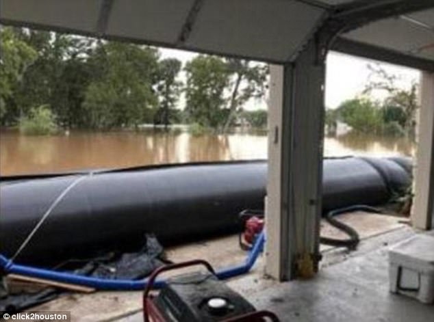 Mỹ: Ngôi nhà ở Houston vẫn sừng sững khô ráo giữa trận lũ lịch sử Harvey nhờ hệ thống đập tự xây giá 18.000 USD - Ảnh 3.