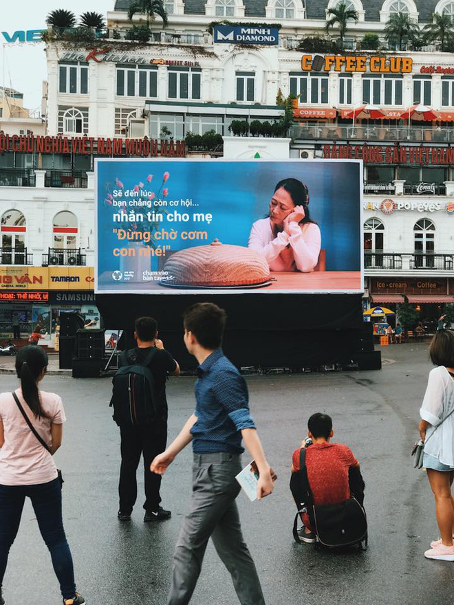 Người Hà Nội rưng rưng trước màn hình billboard có câu hỏi: Đã bao lâu bạn chưa chạm vào bàn tay mẹ? - Ảnh 4.