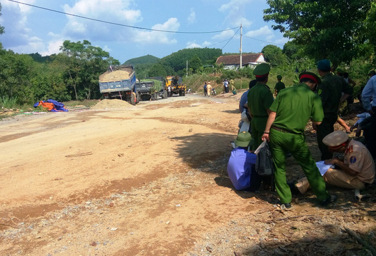 Bố mẹ ngăn cản thi công, con gái lao ra can ngăn bị xe ben cán chết - Ảnh 3.