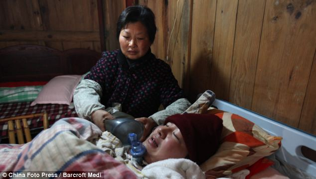 Bố mẹ ng&agrave;y đ&ecirc;m b&oacute;p b&oacute;ng thở suốt 5 năm trời gi&uacute;p con duy tr&igrave; sự sống, dừng lại 3 ph&uacute;t con sẽ chết - Ảnh 3.