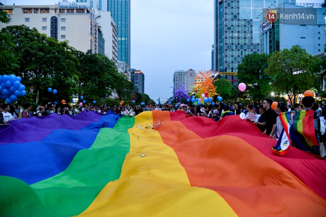 Khoảnh khắc hạnh phúc và những nụ hôn rực rỡ trong Ngày hội tự hào LGBT+ ở Sài Gòn và Hà Nội - Ảnh 16.