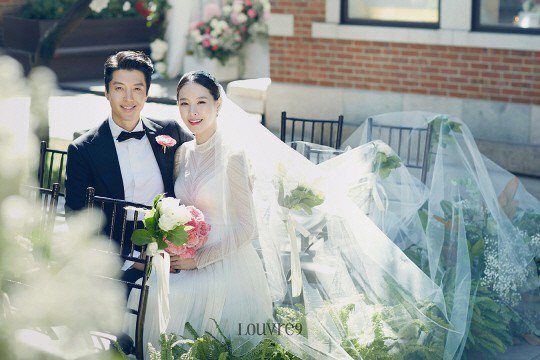 Cặp đôi con ghẻ quốc dân Lee Dong Gun và Jo Yoon Hee tung ảnh cưới đẹp như phim - Ảnh 3.