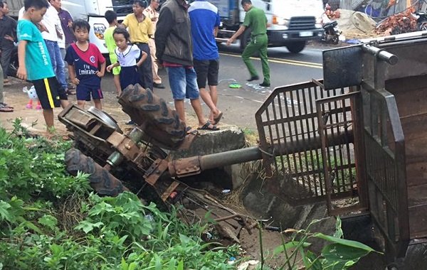 Xe tải tông xe chở đội lân, 8 cháu nhỏ thoát chết - Ảnh 2.