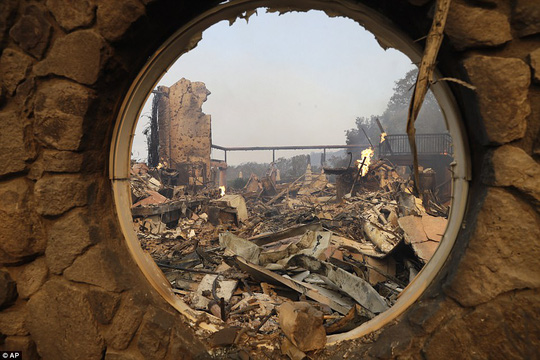 Cháy rừng ở California dữ dội nhất trong lịch sử - Ảnh 3.