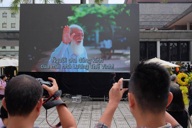 Hàng nghìn học sinh Lương Thế Vinh đứng hai bên đường tiễn đưa đoàn xe chở linh cữu thầy Văn Như Cương về nơi an nghỉ cuối cùng - Ảnh 11.