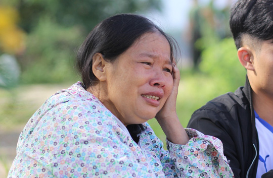 Nh&oacute;i l&ograve;ng mẹ mỏi m&ograve;n đi dọc suối gọi t&ecirc;n con g&aacute;i v&agrave; ch&aacute;u ngoại - Ảnh 3.