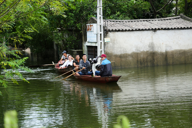 Hà Nội: Sau 1 tuần mưa lũ người dân huyện Mỹ Đức vẫn chèo thuyền vào nhà - Ảnh 3.