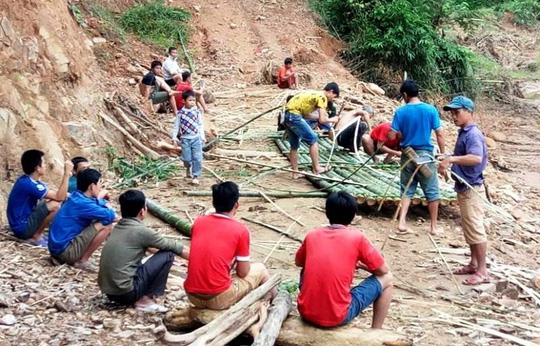 R&ugrave;ng m&igrave;nh cảnh người d&acirc;n miền n&uacute;i qua suối bằng m&aacute;y m&uacute;c - Ảnh 3.