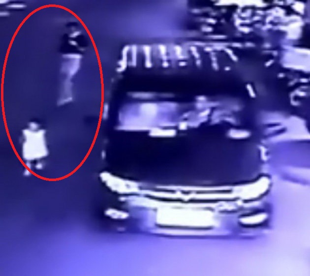  Clip: Th&oacute;t tim chứng kiến b&eacute; g&aacute;i bị xe tải cuốn v&agrave;o gầm, tho&aacute;t chết một c&aacute;ch thần k&igrave; - Ảnh 3.