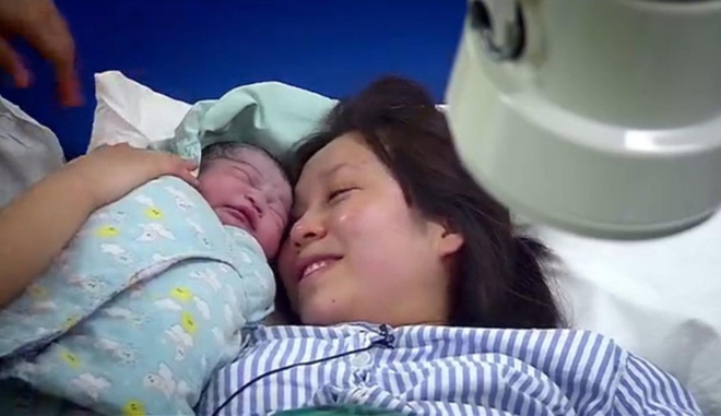 Mảnh giấy ghi: Nếu cuộc sinh có vấn đề, xin hãy cứu tôi trước sản phụ dúi vào tay bác sĩ gây tranh cãi - Ảnh 3. Mảnh giấy ghi: Nếu cuộc sinh có vấn đề, xin hãy cứu tôi trước sản phụ dúi vào tay bác sĩ gây tranh cãi - Ảnh 3.