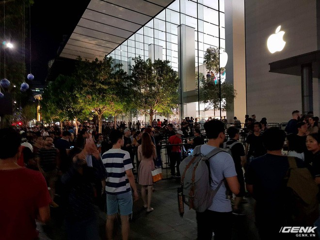 Cập nhật tình hình mua iPhone X tại Singapore: Apple bắt đầu phát số thứ tự, hàng nghìn người ùn ùn kéo đến xếp hàng - Ảnh 3.