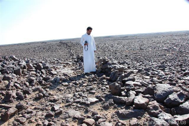 Bí ẩn những hàng rào đá ngàn năm tuổi ở vùng sa mạc Saudi Arabia được phát hiện qua Google Earth - Ảnh 3.