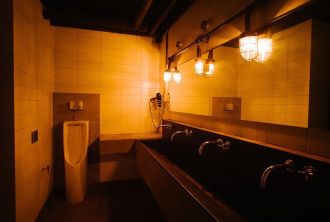  B&ecirc;n trong nh&agrave; t&ugrave; đặc biệt, phải trả tiền mới được v&agrave;o ở Bangkok - Ảnh 3.