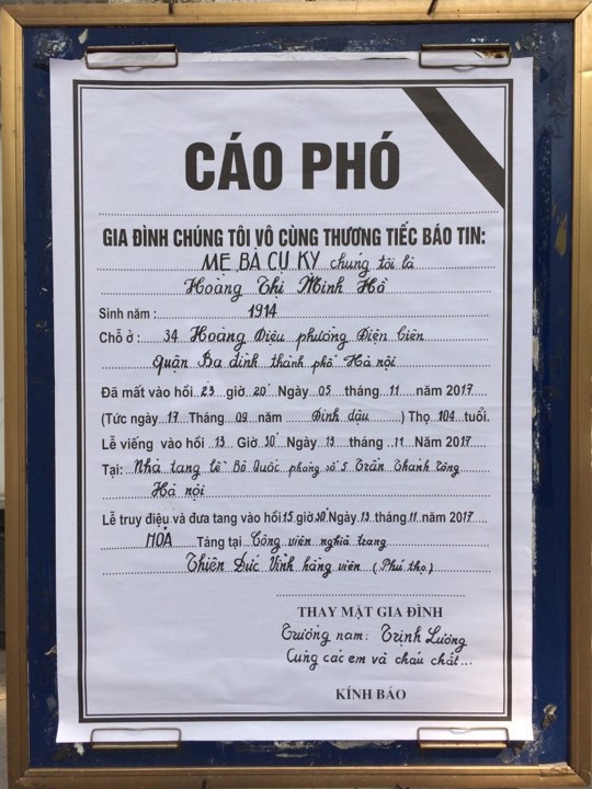 Người th&acirc;n bật kh&oacute;c b&ecirc;n linh cữu cụ b&agrave; Ho&agrave;ng Thị Minh Hồ - người hiến hơn 5.000 lượng v&agrave;ng cho nh&agrave; nước - Ảnh 3.