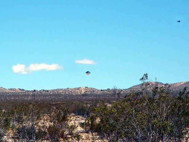 Hình ảnh chiếc đĩa bay xuất hiện tại Mỹ: Liệu lần này có phải UFO thật hay sản phẩm của các thánh sống ảo? - Ảnh 2.