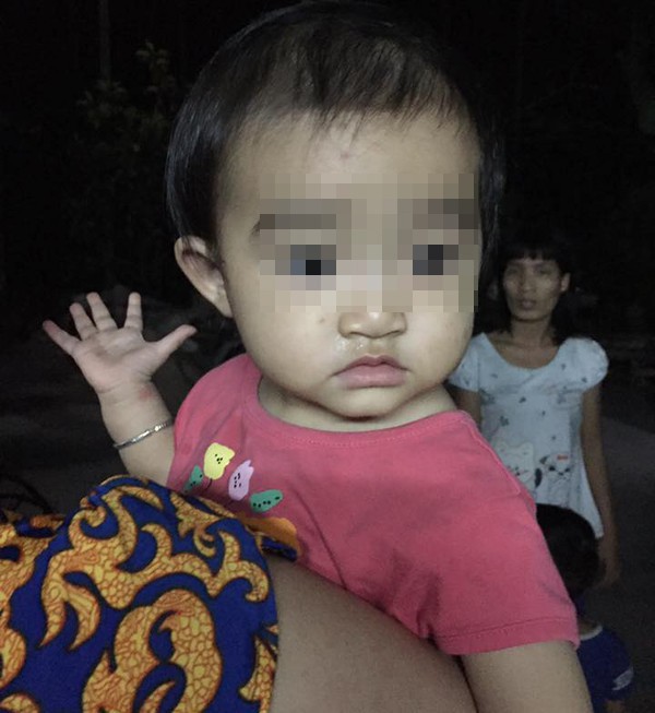Thương xót bé gái 10 tháng tuổi bị bỏ rơi trước cửa nhà người dân với ít quần áo, sữa - Ảnh 3.