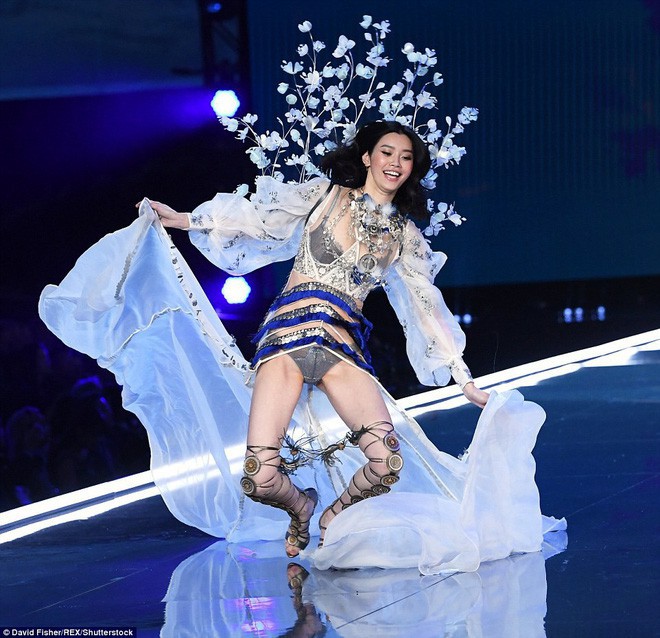 Trước Ming Xi, cũng từng có người mẫu suýt ngã hay tuột giày trong show diễn Victorias Secret - Ảnh 3.