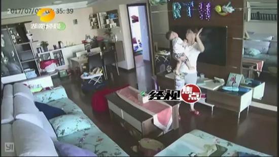 Trung Quốc: Vừa thuê bảo mẫu về không lâu, người mẹ bất chợt xem camera phát hiện con mình bị bạo hành - Ảnh 3.