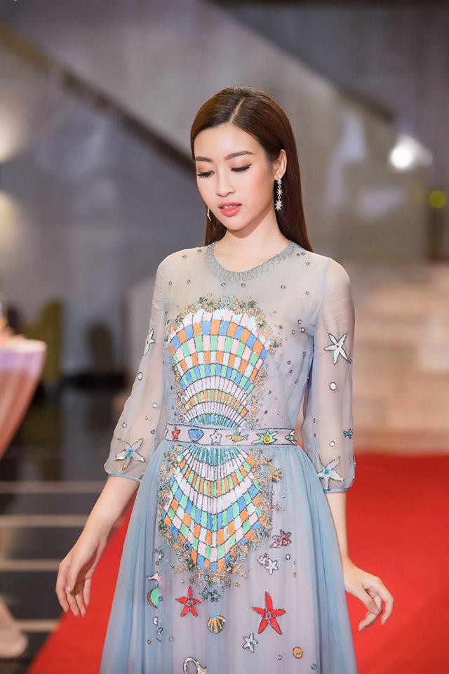 Đụng hàng váy với Hoa hậu Đỗ Mỹ Linh, nhưng Văn Mai Hương lại trông già hơn hẳn vì chọn nhầm phụ kiện kiểu... quý bà - Ảnh 3.