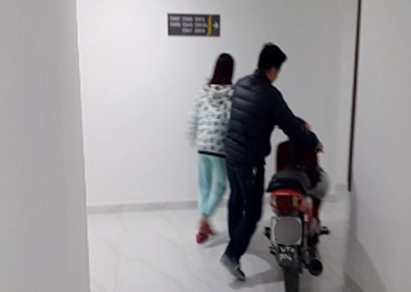 H&agrave; Nội: Thực hư vụ cư d&acirc;n dắt xe m&aacute;y l&ecirc;n căn hộ cao cấp, phản đối ph&iacute; gửi xe qu&aacute; cao - Ảnh 3.
