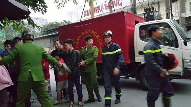 H&agrave; Nội: Kh&ocirc;ng kịp mặc &aacute;o ấm, người d&acirc;n vội v&agrave;ng &ocirc;m con th&aacute;o chạy khỏi t&ograve;a nh&agrave; 17 tầng đang bốc ch&aacute;y - Ảnh 3.