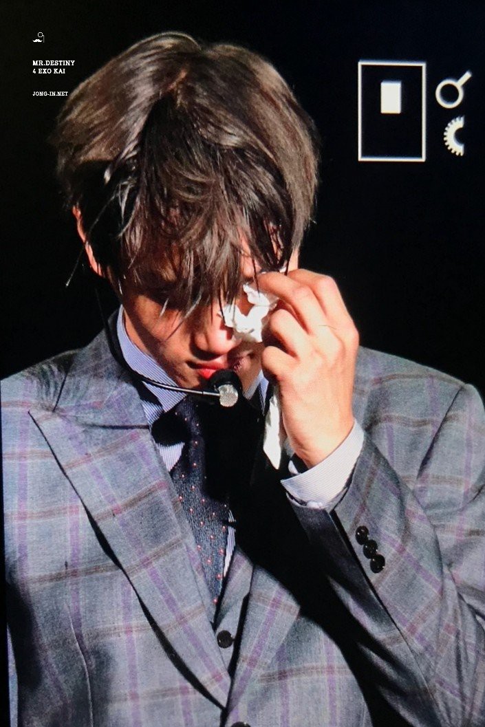 Kai (EXO) khóc nức nở trên sân khấu vì sơ suất trong màn trình diễn - Ảnh 3.