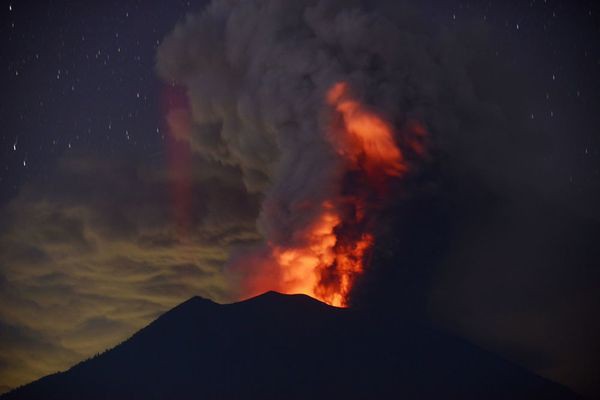 Núi lửa Agung tiếp tục phụt cột khói cao 4000m bất kể ngày đêm: Những thông tin mới nhất - Ảnh 3.