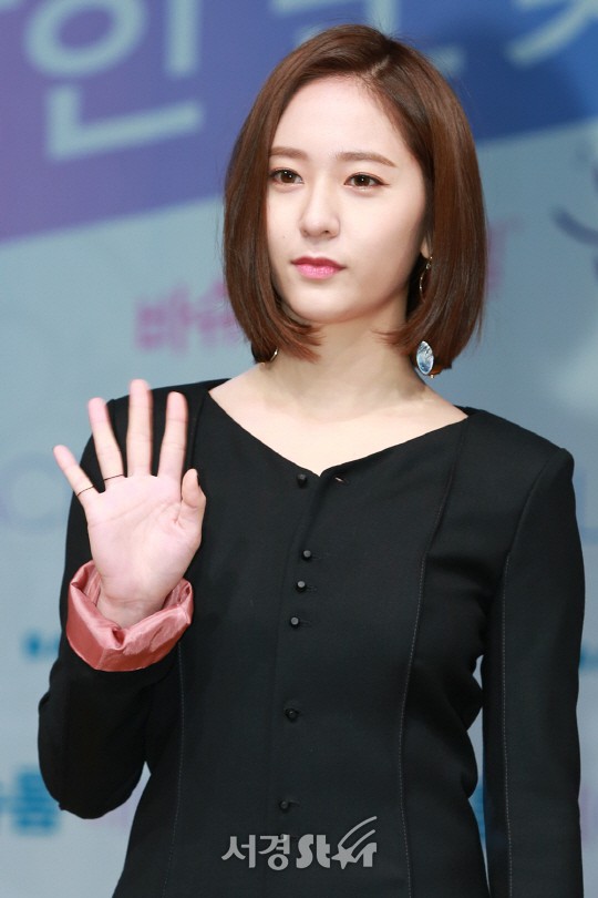 Nh&igrave;n loạt h&igrave;nh kh&iacute; chất nữ thần ngời ngời n&agrave;y, ai c&ograve;n d&aacute;m mạnh miệng bảo Krystal ng&agrave;y c&agrave;ng giống đ&agrave;n &ocirc;ng? - Ảnh 3.