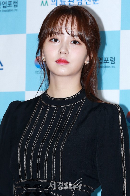 Kim So Hyun tăng cân vẫn xinh, Á hậu Hàn và ca sĩ sexy vô danh gây sốc vì trang điểm lố trên thảm đỏ - Ảnh 3.