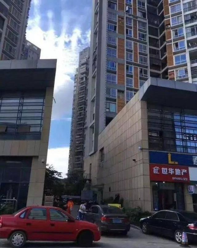 Người đ&agrave;n &ocirc;ng ngh&egrave;o v&ocirc; t&igrave;nh l&agrave;m xước xe hơi đắt tiền v&agrave; c&aacute;ch ứng xử khiến ai cũng phải nghi&ecirc;ng m&igrave;nh nể phục - Ảnh 4.