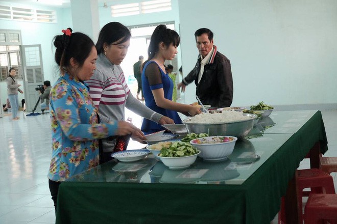 Chùm ảnh: Bữa cơm tập thể ở nhà trú bão lần đầu tiên trong đời bà con ven biển Xứ Dừa - Ảnh 3.