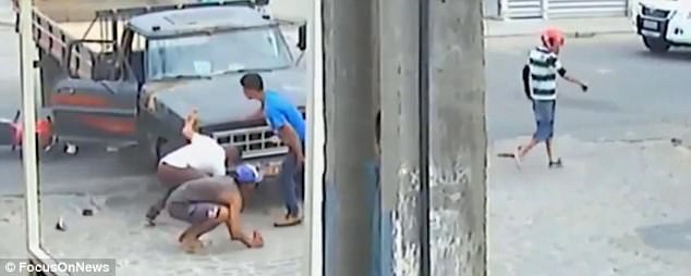 Người đàn ông thoát chết ngoạn mục dưới gầm xe tải - Ảnh 3.