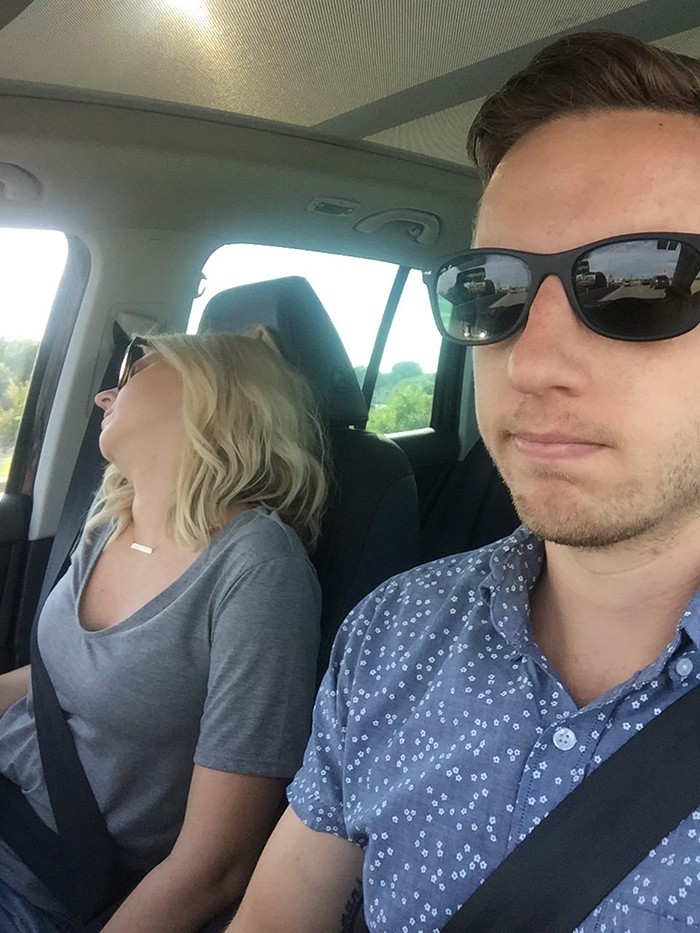 Ông chồng có tâm nhất năm: Cứ nhằm lúc vợ ngủ ngáy trên xe là chụp ảnh rồi khoe khắp mạng xã hội - Ảnh 3.