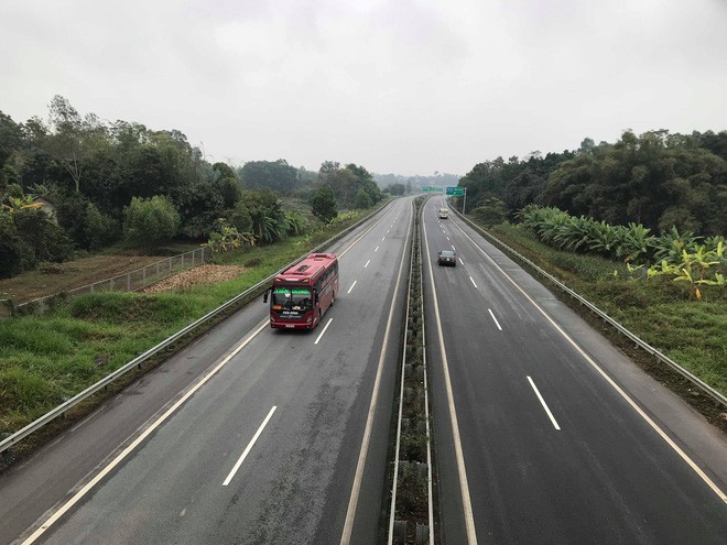 Vụ chặn xe xin tiền: Nhóm này cầm kiếm quệt xuống mặt đường tóe lửa, vừa đi vừa hò hét - Ảnh 4.